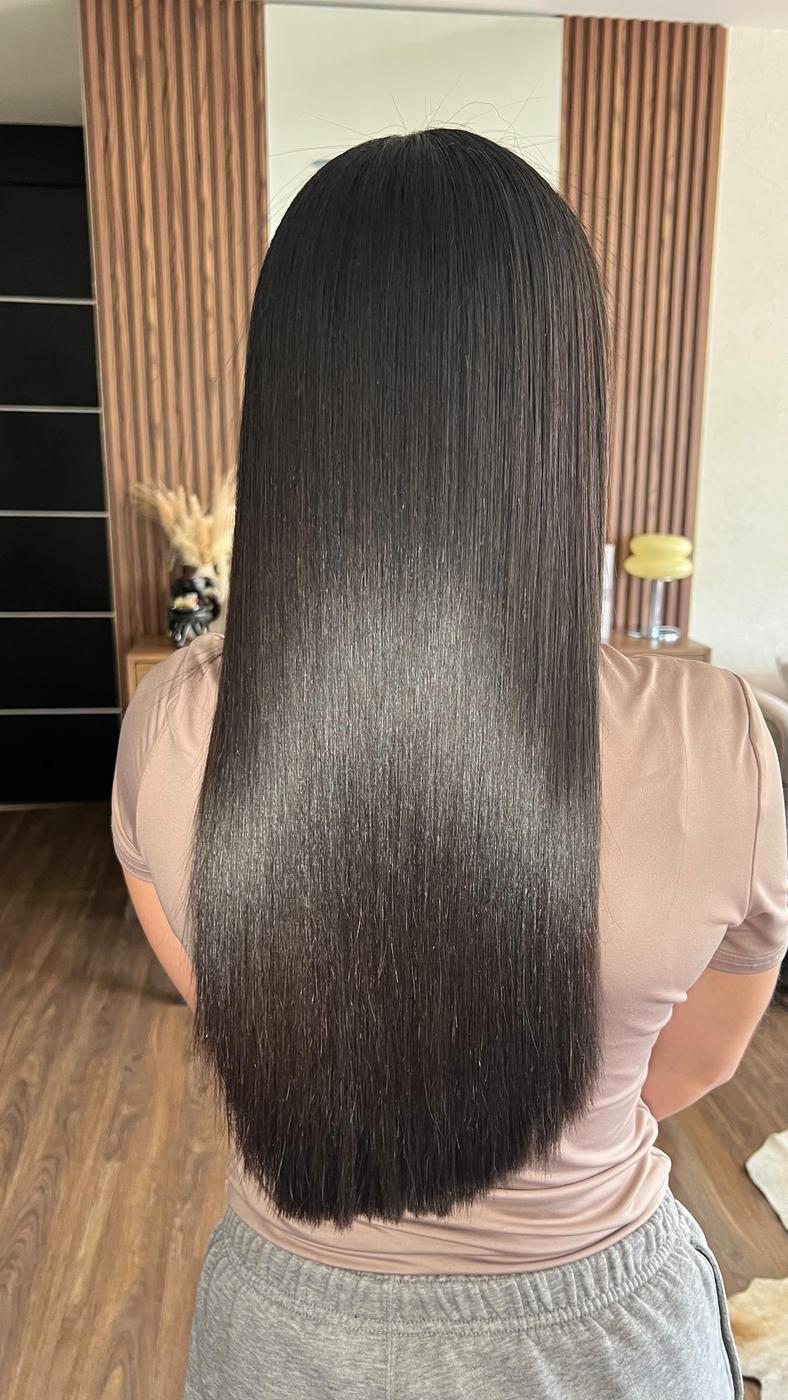 Cabello largo, oscuro, liso y con brillo, visto de espaldas