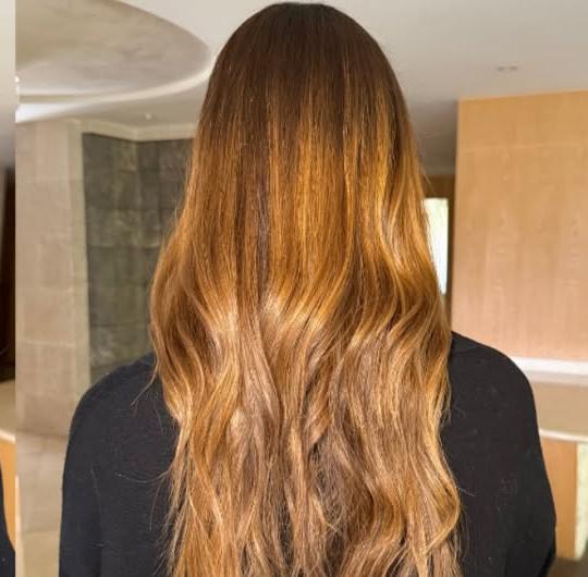 Cabello largo con ondas suaves y brillo, visto de espaldas