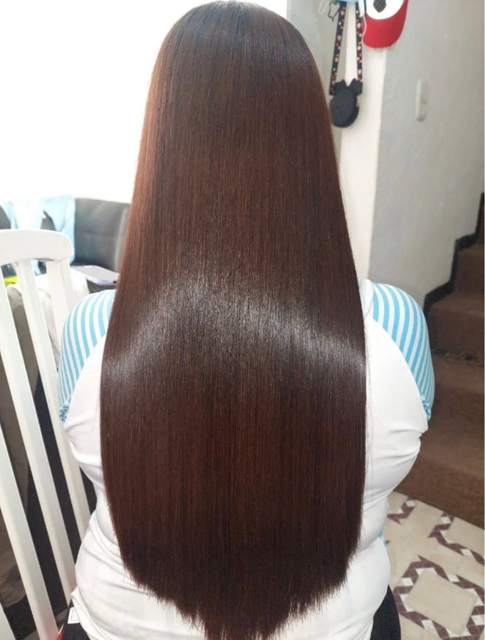 Cabello largo, liso y con brillo, visto de espaldas
