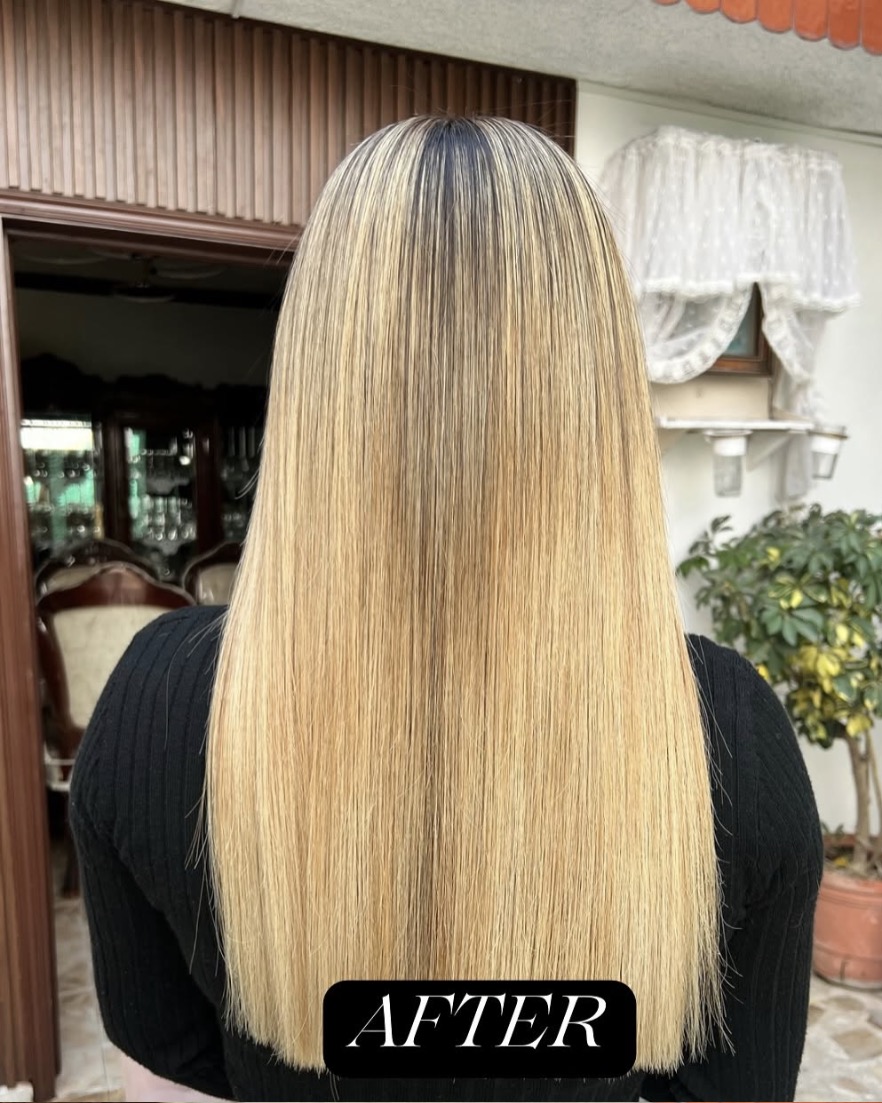 Cabello rubio, largo y liso, visto de espaldas