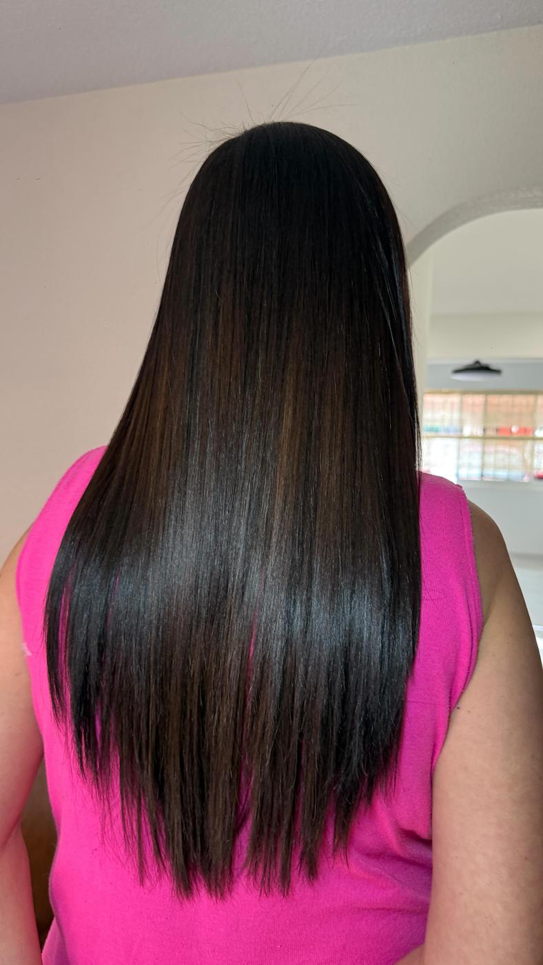 Cabello largo, liso y con reflejos, visto de espaldas
